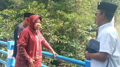 Blusukan ke Sampang Madura, Cagub Jatim Tri Rismaharini Bahas Soal Banjir di Kali Kemuning