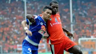 Mantan bek asing Persija Jakarta, Abanda Herman (kanan)