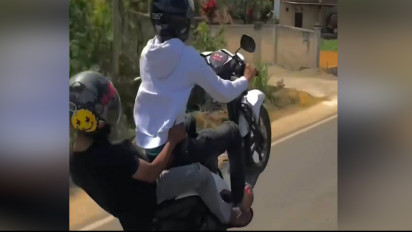 Aksi Freestyle Oknum Pelajar di Torut Terekam CCTV, Terjungkal Hingga Tabrak Pagar Rumah Warga