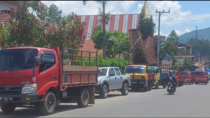 Imbas Dugaan Kelangkaan BBM Jenis Solar di Torut, Sopir Truk Terpaksa Bermalam di SPBU
