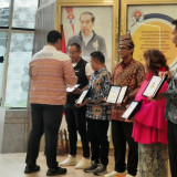 Menpora Dito Ariotedjo Serahkan Penghargaan Hari Olahraga Nasional pada Insan Olahraga