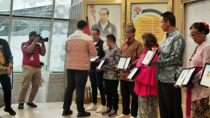 Menpora Dito Ariotedjo Serahkan Penghargaan Hari Olahraga Nasional pada Insan Olahraga