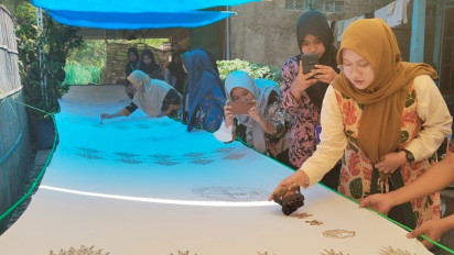 Peringati Hari Batik Nasional, Perajin di Blora Batik Kain Sepanjang 15 Meter
