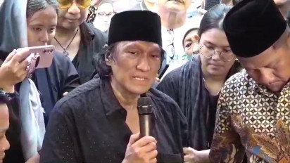 Momen Haru Ikang Fawzi Saat Pemakaman Marissa Haque, Kenang Ucapan Khusus 'Love'