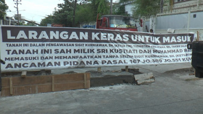 Warga Tutup Jalan Menuntut Pemkot Makassar Membayar 12,5 Milyar