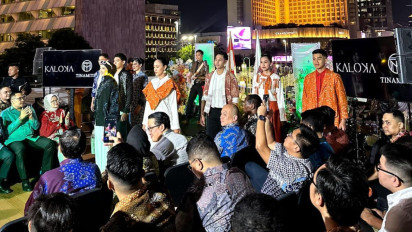 HIPMI Jaya, TransJakarta dan Batik Putera Ningrat Hadirkan Belasan Model Peraga Batik di Halte TransJakarta Tosari