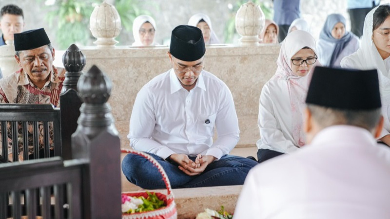 Momen Khusyu Kaesang Berdoa dan Menaburkan Bunga di Makam Bung Karno
            - galeri foto