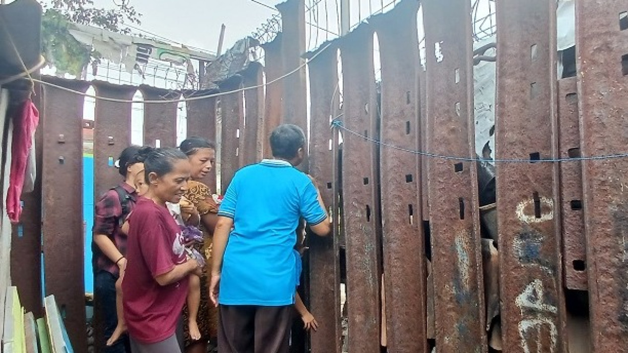 Seluruh Bangunan Dibongkar, Akses Jalan Menuju Kawasan Bong Suwung Yogyakarta Ditutup Permanen oleh PT KAI
            - galeri foto