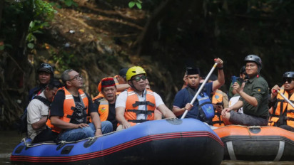 Kunjungi Sungai ciliwung, RK Bakal Realisasikan Transportasi Air di Jakarta