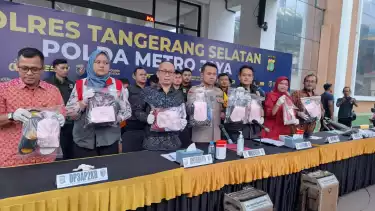 Polres Tangerang Selatan menampilkan sejumlah barang bukti terkait kasus Guru Ngaji cabuli dan setubuhi anak didiknya
