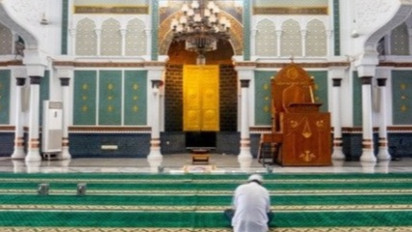 Ustaz Adi Hidayat: Pada Hari Jumat Allah Hadiahkan Kepada Kita Waktu Istimewa untuk Berdoa