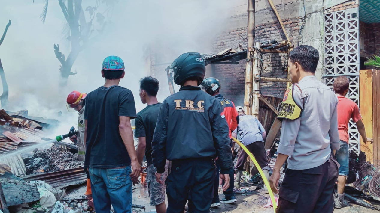 Kebakaran Gudang Rongsok di Bantul, Petugas Kerahkan 4 Unit Mobil Damkar
            - galeri foto