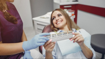 Sentuhan Artistik drg. Devya Merubah Veneer Titi DJ Menjadi Lebih Alami