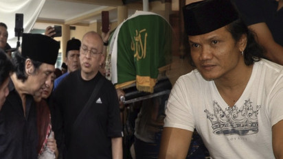 Promotor Musik Tersohor Terpukul Melihat Duka Ikang Fawzi: Teringat Film Habibie-Ainun