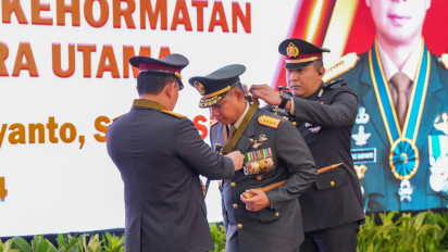 Kapolri Sematkan Bintang Bhayangkara Utama ke Panglima dan 3 Kepala Staf TNI, Polri: Sinergitas Menuju Indonesia Maju