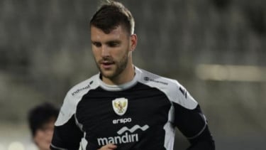 Kejam! Media Belanda Sebut Ajax Amsterdam Tertipu dengan Transfer Maarten Paes