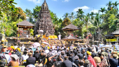 Hari Raya Kuningan, Pura Mandhara Giri Semeru Agung Dipadati Ribuan Umat Hindu Tengger