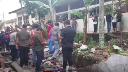 Tiga Anak Kecil Tewas Tertimpa Reruntuhan Pagar Tembok Sekolah di Jambi Akibat Hujan Deras