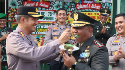 Kapolres Purworejo AKBP Edi Bagus Sumantri Beri Kejutan Dandim 0708 dan Yonif 412 Purworejo di HUT Ke-79 TNI