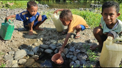 Miris, Ibu Hamil dan Anak-anak di Sikka Konsumsi Air Kubangan