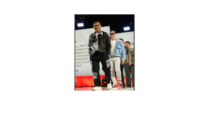 Berjalan di Catwalk, Saleh Husin dan Kawan-Kawan Direksi Sinarmas Memperagakan Produk UMKM