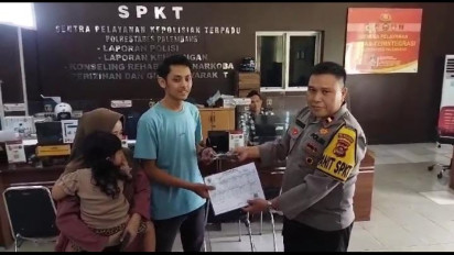 Viral! Seorang Emak Amankan Uang Berhamburan di Tengah Jalan Kawasan Jembatan Ampera Palembang