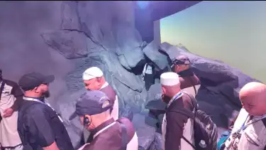 Rombongan jemaah Uhud Tur di replika Gua Hiro tempat Rasulullah menerima wahyu pertama, di Museum Wahyu, Mekkah.