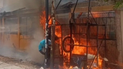 Kebakaran SDN Cempaka Baru 01 Jakpus, 14 Branwir Diterjunkan