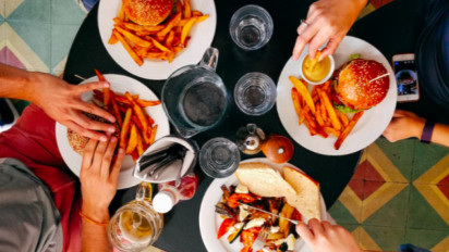 Supaya Mendapatkan Berkah dari Makanan yang Dikonsumsi, Bacalah Doa ini saat Sebelum dan Sesudah Makan