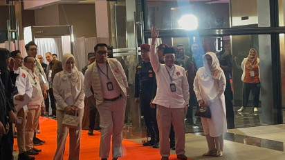 Momen Ridwan Kamil Joget Di Depan Pendukungnya saat Tiba JIExpo Kemayoran Untuk Debat Perdana Pilkada Jakarta