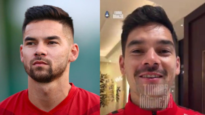 Kocak Terus! Intip Penampilan Terbaru Sandy Walsh Jadi 'Pak Kumis' sambil Bergaya Konyol, Warganet: Mirip Adam Suseno
