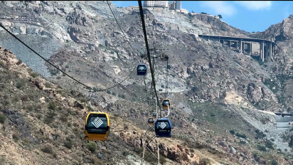 Tur ke Taif, Rombongan Jemaah Uhud Tour Naik Kereta Gantung hingga Makan di Resto Mewah