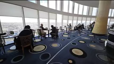 Suasana restoran di Awaliv International, Taif.