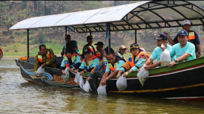 Populasi Ikan Lokal Nyaris Punah, 20.000 Ikan Ditebar di Perairan Waduk Sermo Kulon Progo