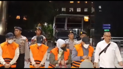 Tampang 4 Orang Terjaring OTT di Pemprov Kalsel Tiba di KPK Lengkap dengan Rompi Oranye