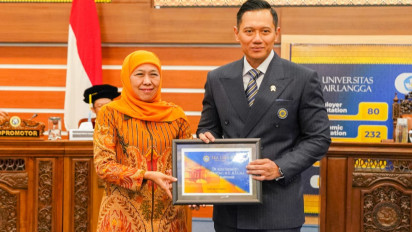 AHY Raih Gelar Doktor dari Universitas Airlangga, Khofifah: Sosok Politisi dan Akademisi Berkarakter Transformational Leader