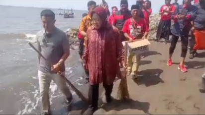 Tri Rismaharini Cagub Jatim, Bersih-bersih Pantai Duta Probolinggo                                              