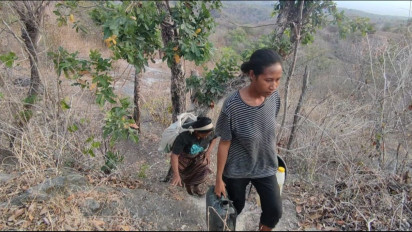 Krisis air Bersih, Warga Desa di Hilir Bendungan Napung Gete Harus Jalan Kaki 6 Km