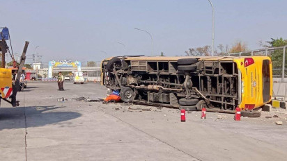 Bus Rombongan Guru SMAN 1 Kedungwaru Tulungagung Kecelakaan di Tol Sumo KM 725, Satu Korban Tewas