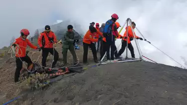 Tim SAR evakuasi jenazah pendaki yang terjatuh ke dalam jurang saat mendaki di Rinjani