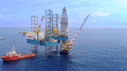 Minyak Naik Tajam! Trump Siap Evakuasi, Iran Ancam Serang Pangkalan AS?