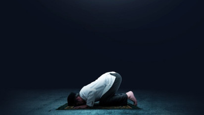 Merasa Dizalimi di Tempat Kerja Coba Shalat Ini, Luapkan dalam Doa, Kata Ustaz Adi Hidayat Pertolongan akan Datang Itu Janji Allah SWT