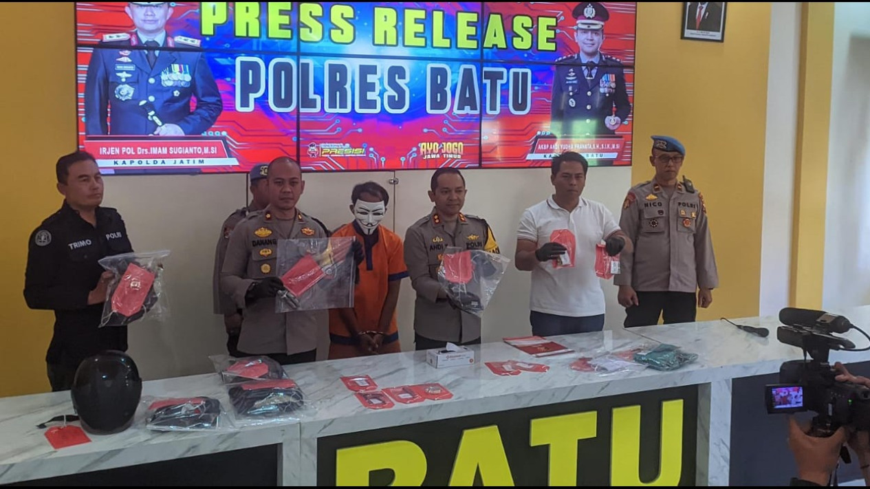 Kurang dari Tujuh Jam, Polisi Berhasil Ringkus Pelaku Penembakan di Kota Batu
            - galeri foto