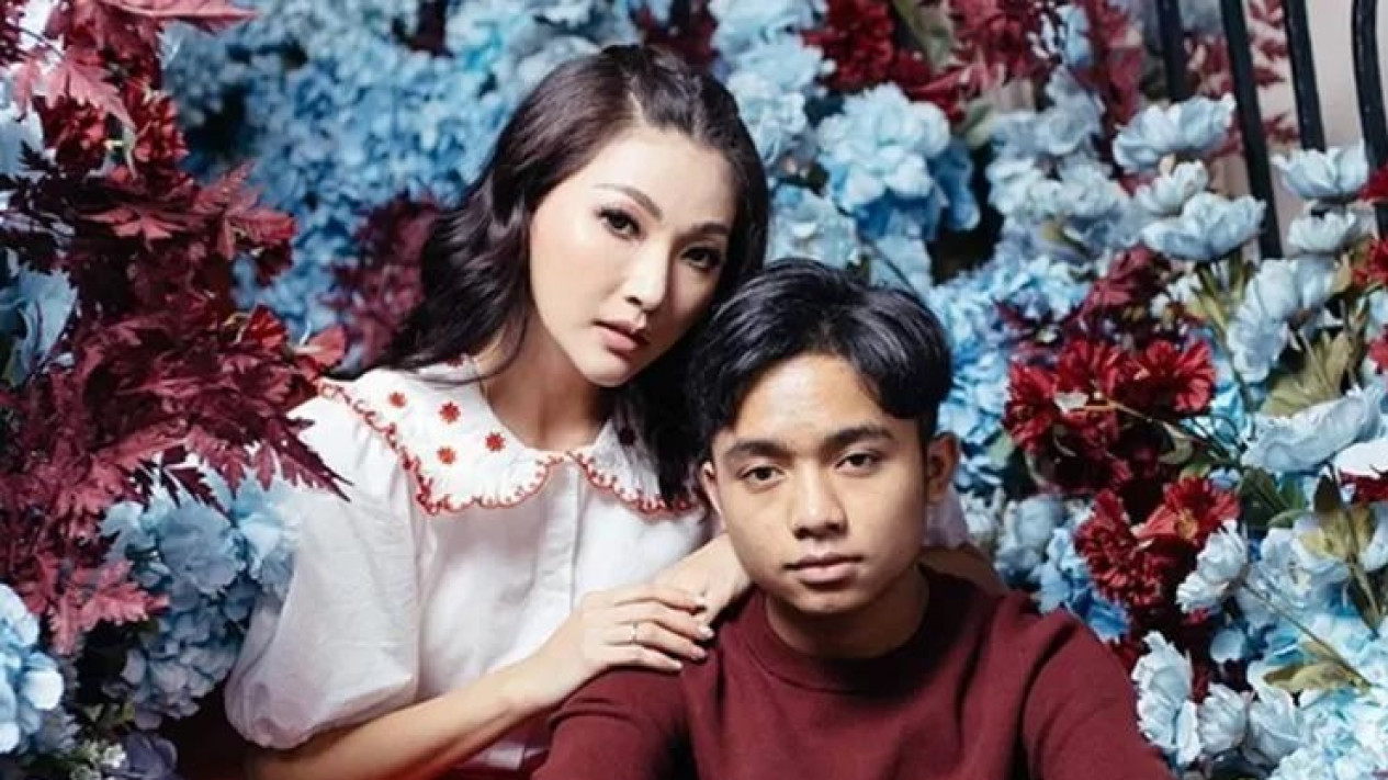 Bukan Cuma dengan Sarwendah, Betrand Peto yang Mulai Terkenal Pernah Ngaku Dia Juga Nyaman Banget Sama Perempuan Muda ini
            - galeri foto