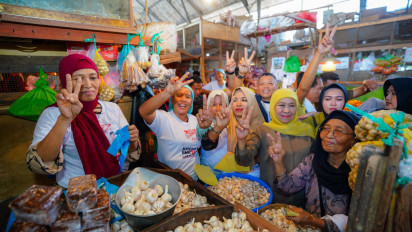 Dengarkan Keluhan Pedagang, Khofifah Dicurhati soal Banjir di Pasar Pabean