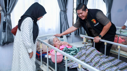 Ditreskrimum Polda Riau Kunjungi Panti Jompo, Sebagian Besar Rombongan Menangis Karena Iba