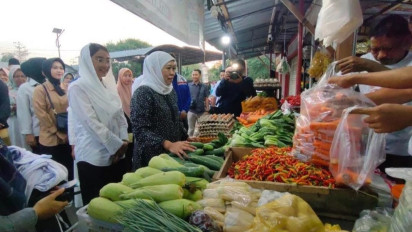 Khofifah Indar Parawansa Kunjungi Pasar Tradisional Blitar, Janjikan Stabilitas Harga Jika Terpilih Kembali