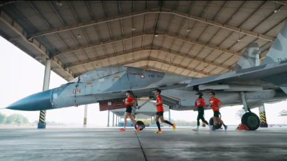 Unik, Di Air Force Run 2024 Pelari Berlari Sambil Melihat Alutsista