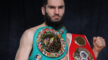 Hasil Tinju Dunia: Nodai Rekor Dmitry Bivol di Duel Kontroversional, Artur Beterbiev Sabet 4 Sabuk Gelar Juara Kelas Berat Ringan