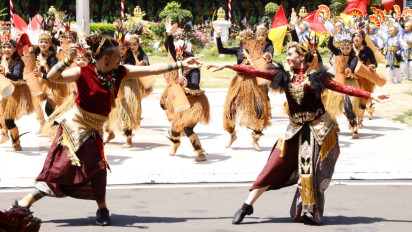 Pertunjukan Tari Kolosal Metamorphosis of East Java Semarakkan Upacara Hari Jadi Ke-79 Provinsi Jatim di Grahadi